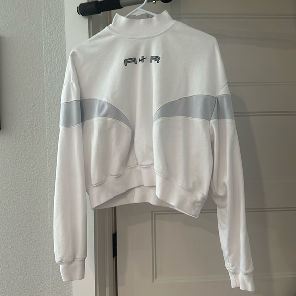 Nike Women’s Crop Crewneck Sweatshirt - Picture 1 of 4